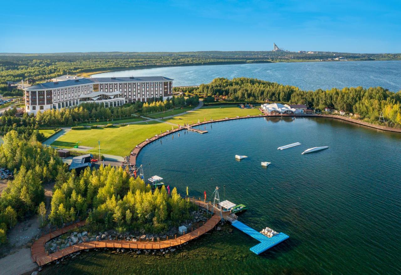 Rixos Borovoe Hotel ชูชินสก์ ภายนอก รูปภาพ Aerial view of the hotel and the lake
