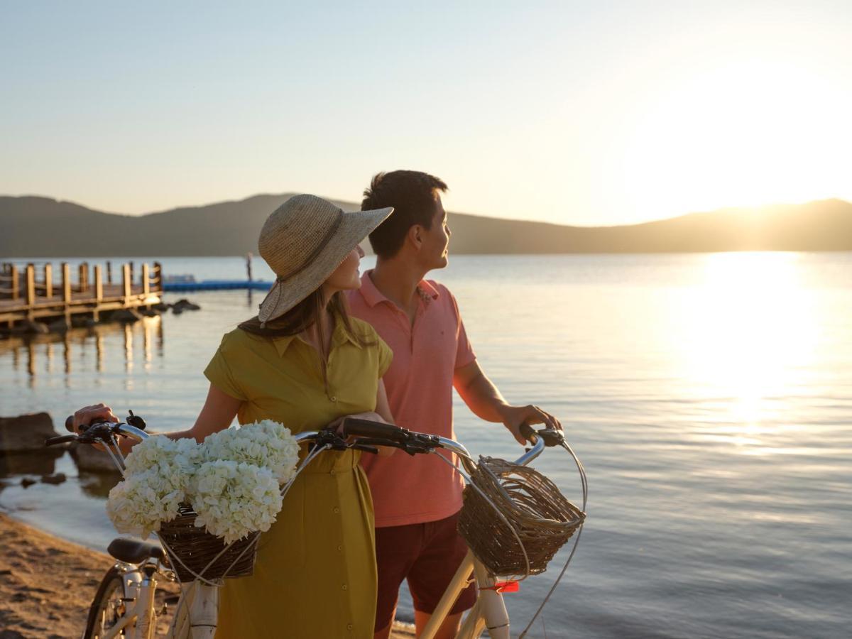 Rixos Borovoe Hotel ชูชินสก์ ภายนอก รูปภาพ A couple on the shores of Lake Tahoe