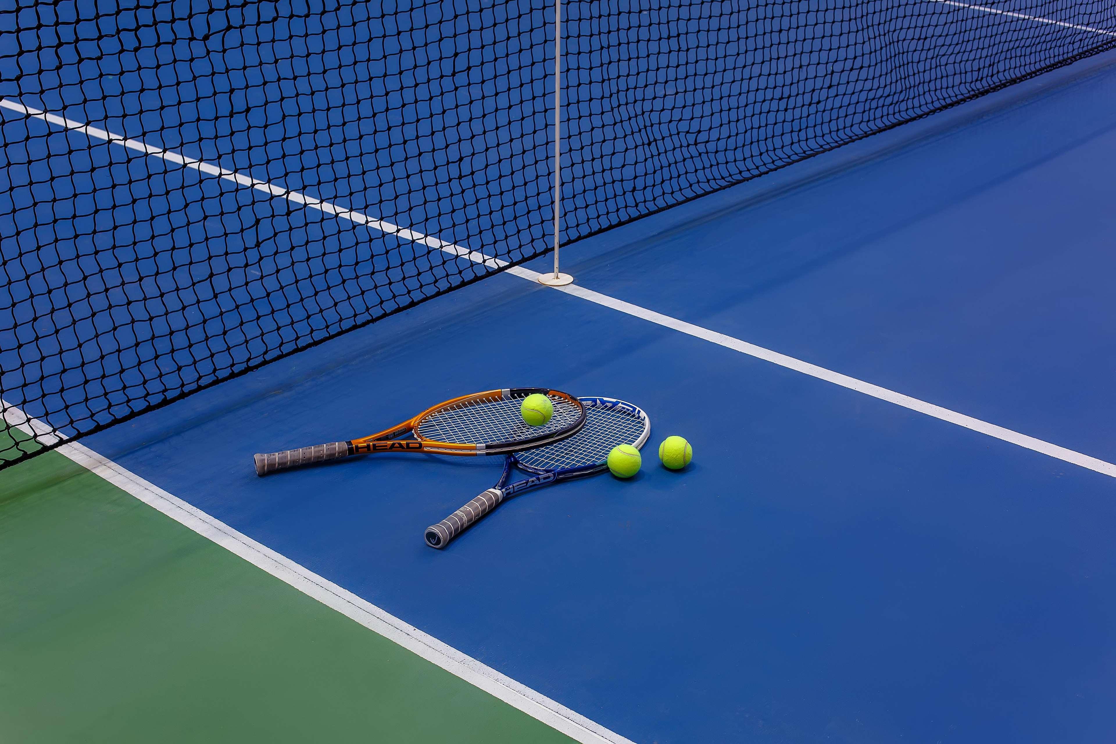 Rixos Borovoe Hotel ชูชินสก์ ภายนอก รูปภาพ Tennis balls and racquets