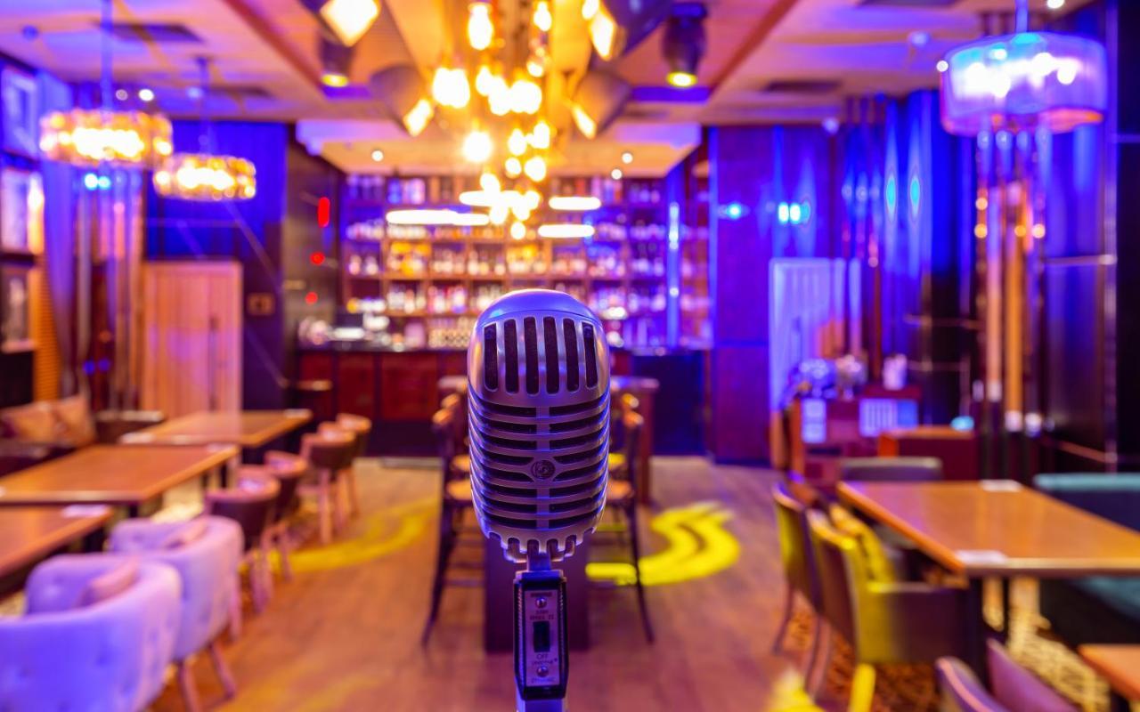 Rixos Borovoe Hotel ชูชินสก์ ภายนอก รูปภาพ A microphone at a karaoke bar