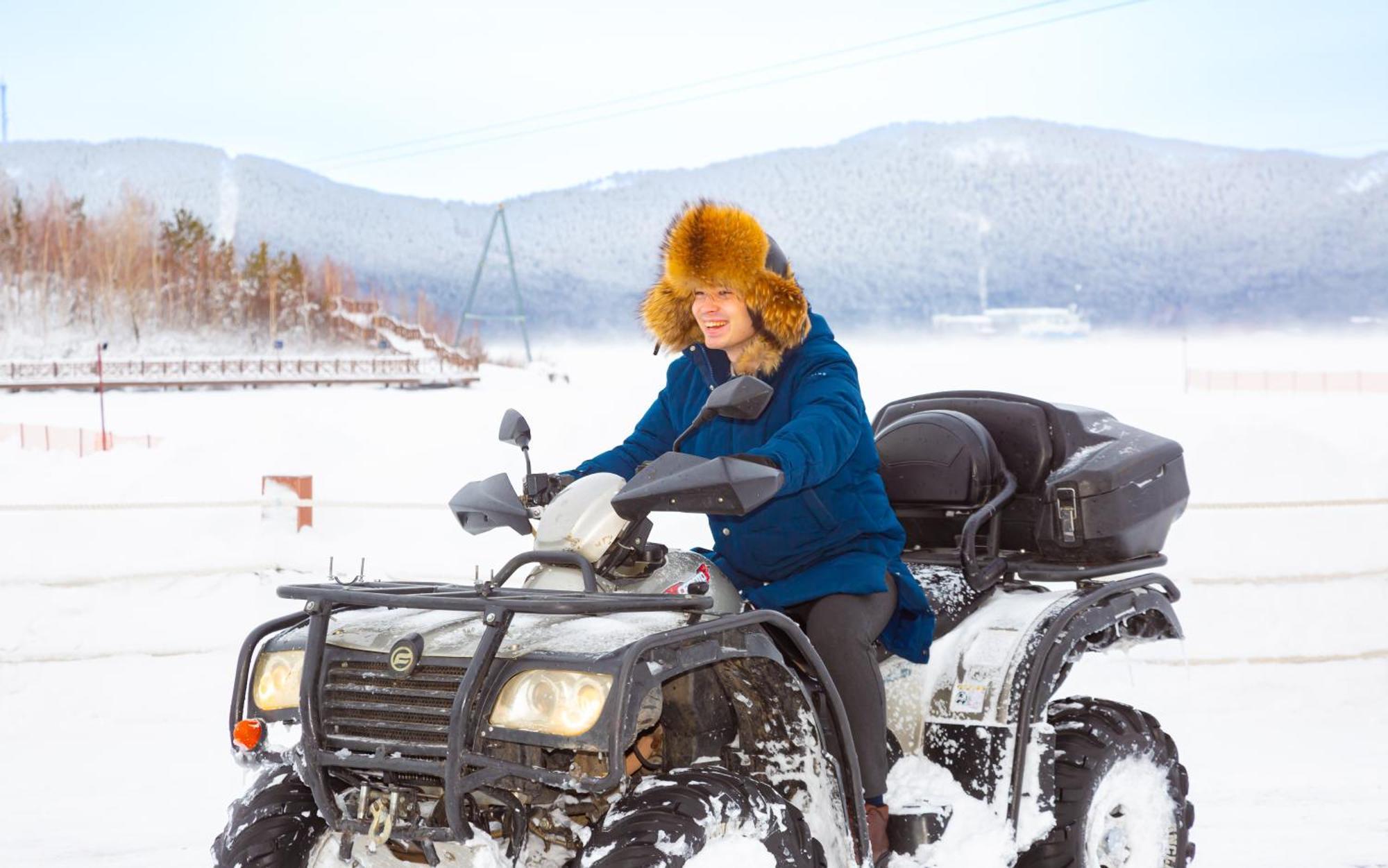 Rixos Borovoe Hotel ชูชินสก์ ภายนอก รูปภาพ A woman wearing a fur hat